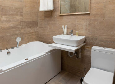 Jetted bathtub - superior room