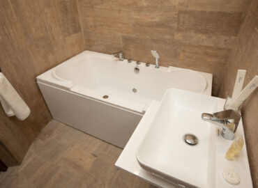 Jetted bathtub - superior room
