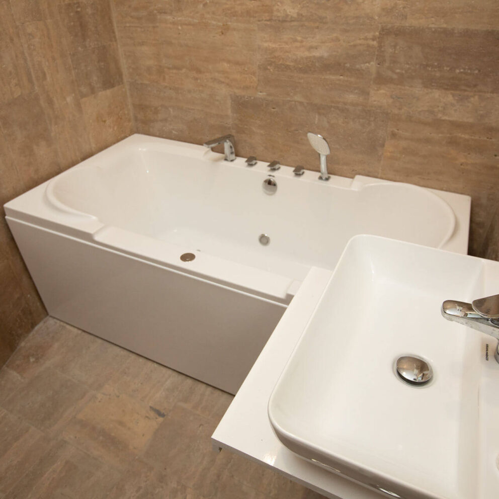 Jetted bathtub - superior room
